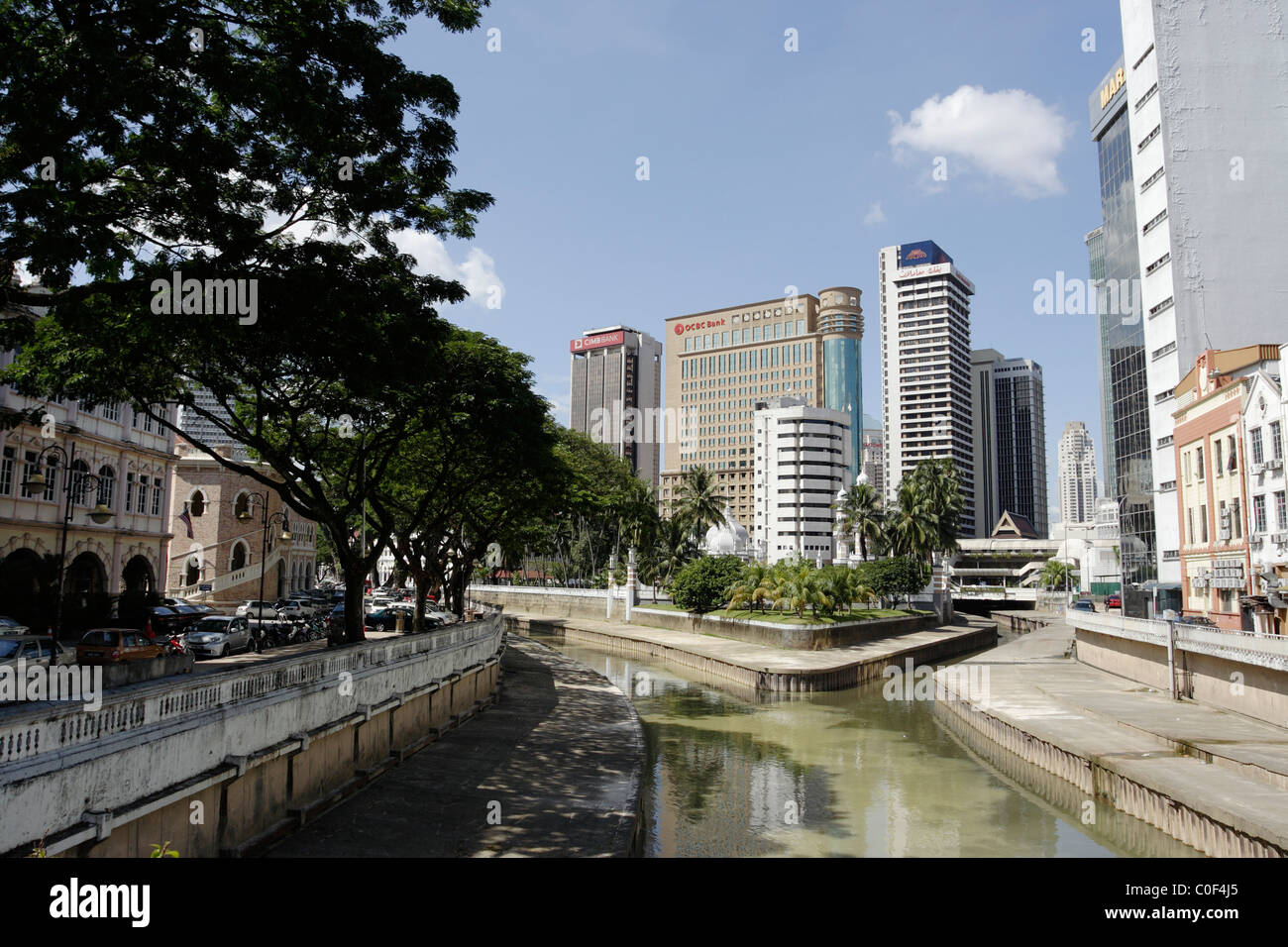 La moschea di Jamek (minareto e cupola visibile tra gli alberi di noce di cocco) di Kuala Lumpur in Malesia. Foto Stock