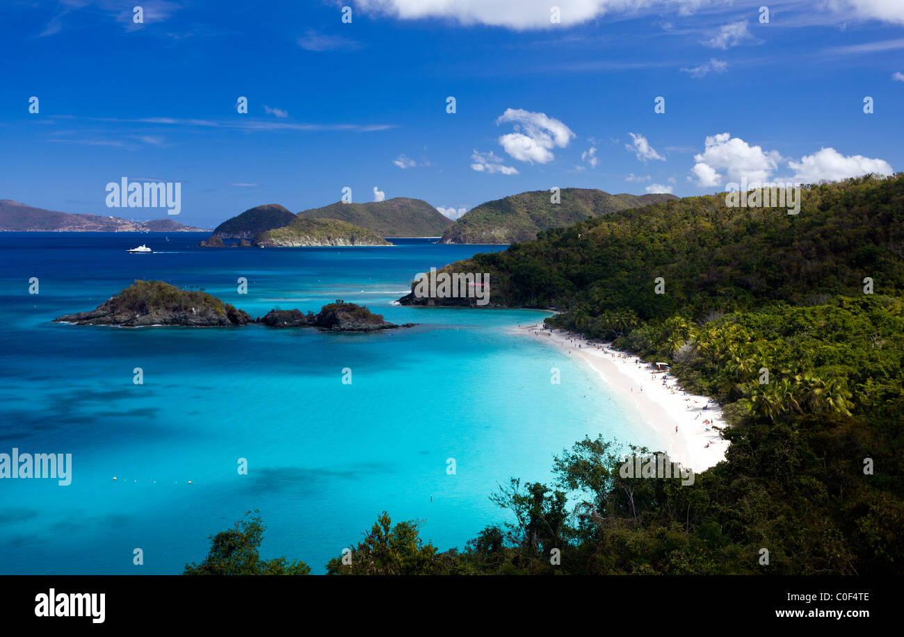 Famosa e bellissima Trunk Bay sull'isola caraibica di San Giovanni nelle Isole Vergini Americane Foto Stock