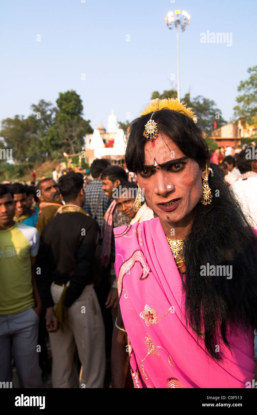 Un Hijra tenendo un pianto bambino. Foto Stock