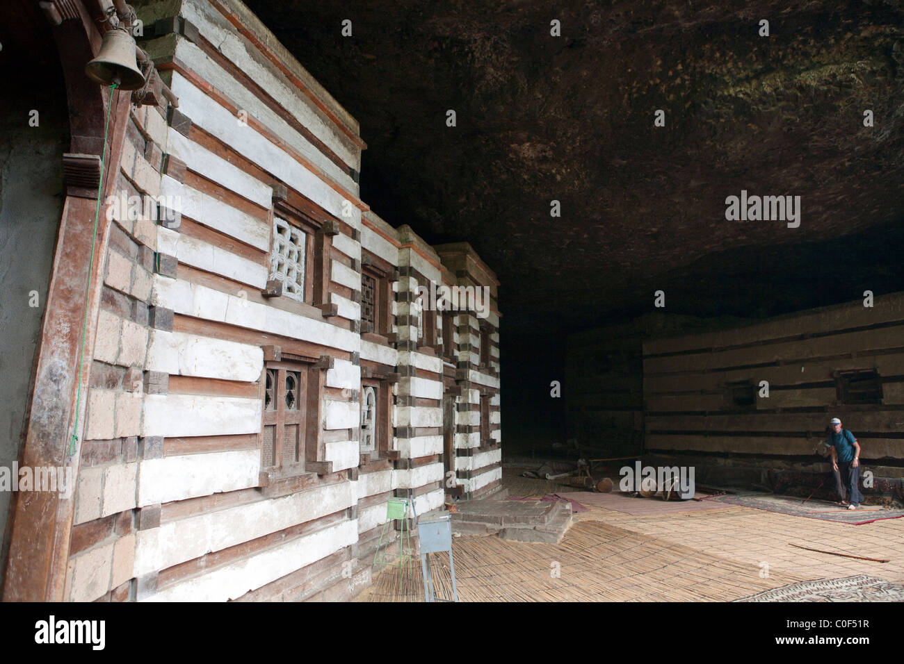 Yemrehanna Kristos chiesa, costruita all'interno di una grotta al di fuori di Lalibela Foto Stock