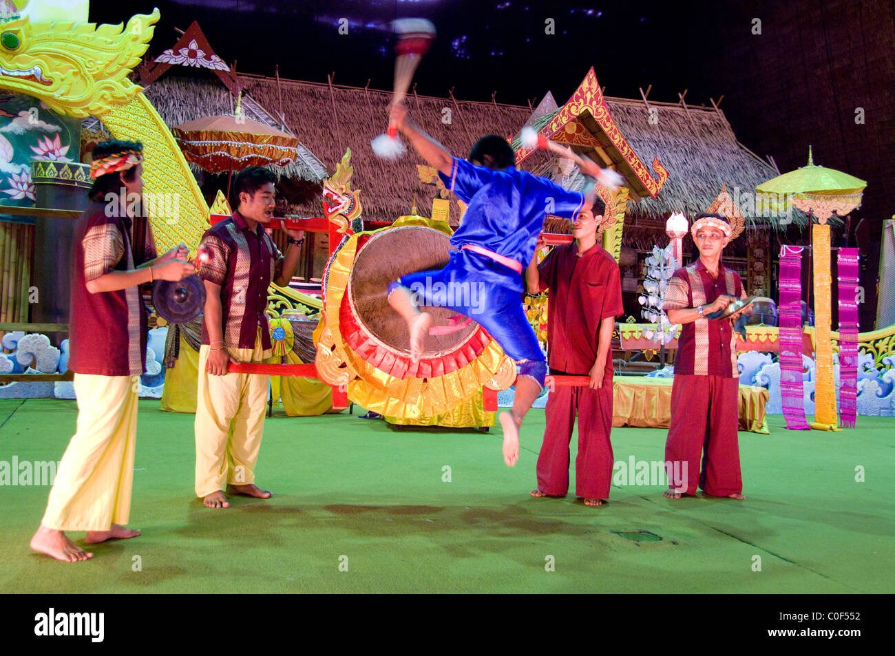Thailandia Phuket. Villaggio Thailandese tradizionale spettacolo folcloristico, Tailandese batterista. Foto Stock