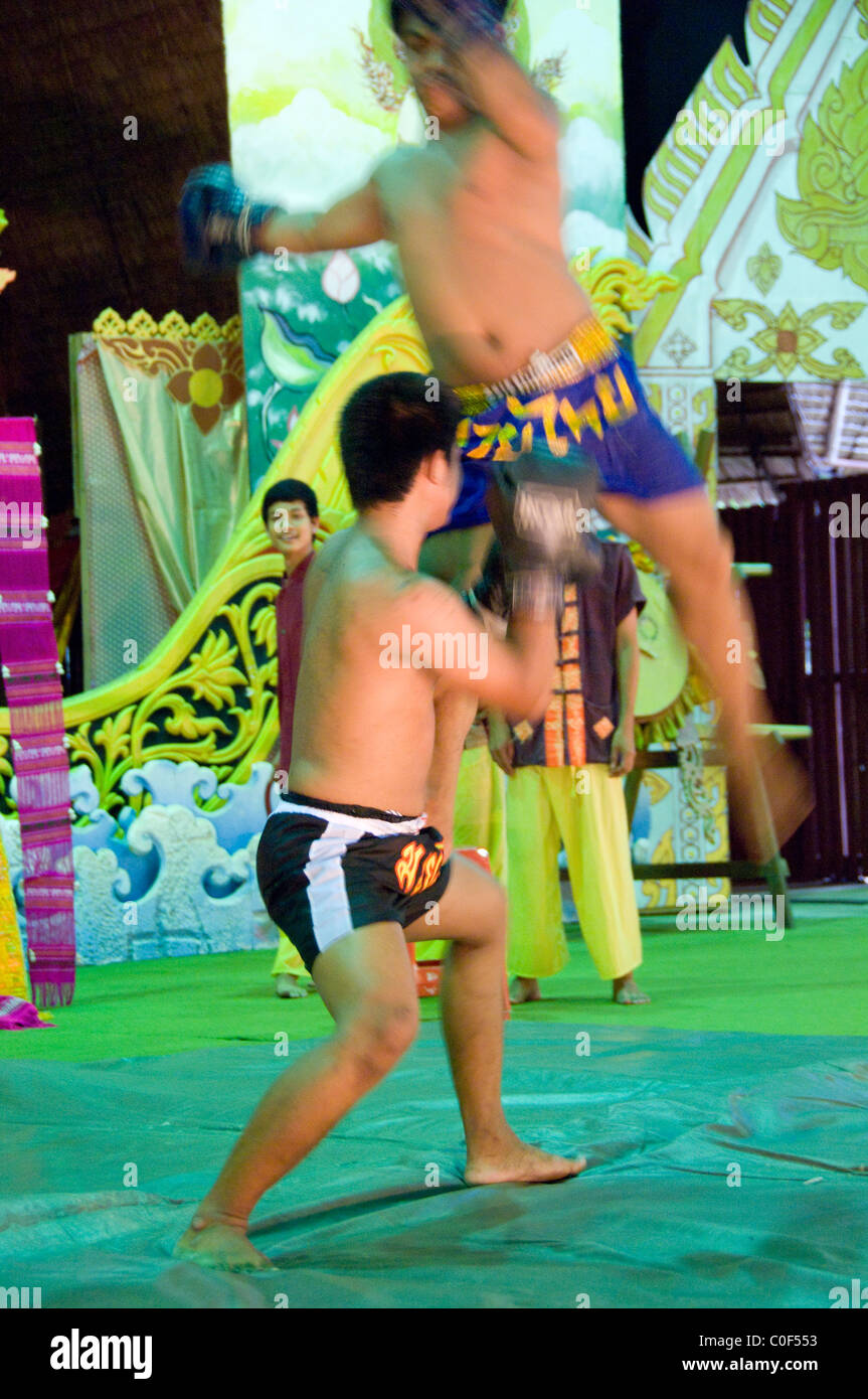 Thailandia Phuket. Villaggio Thailandese, tradizionale Thai kick boxing. Foto Stock