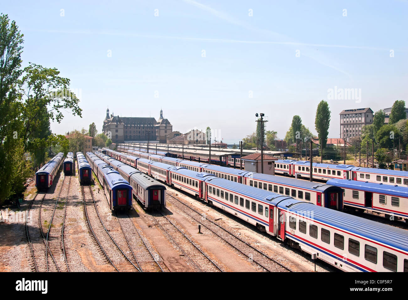 Stazione ferroviaria con carri e tracce nella giornata di sole Foto Stock