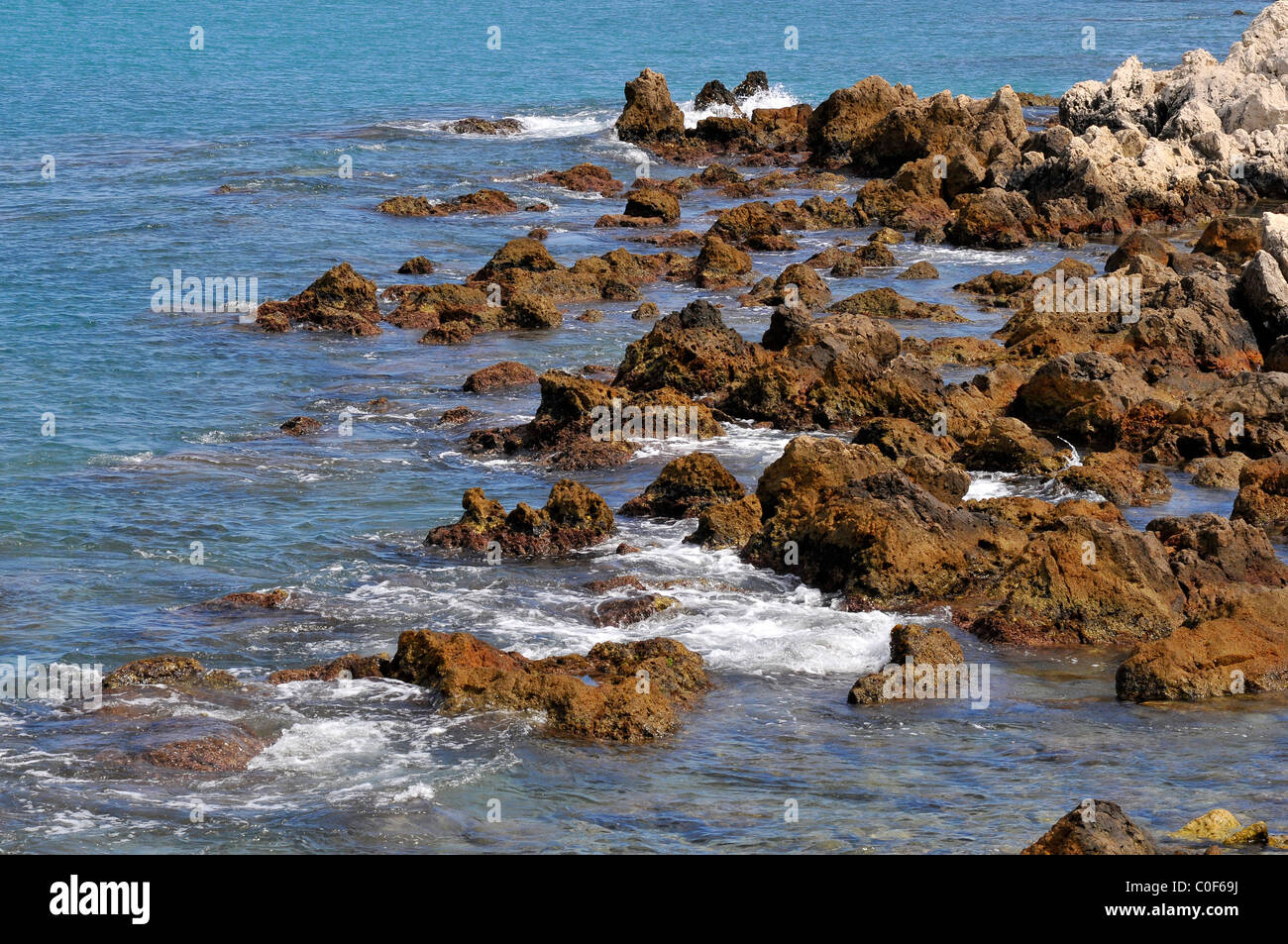 Mare e rocce sulla costa di Antibes in Francia Foto Stock