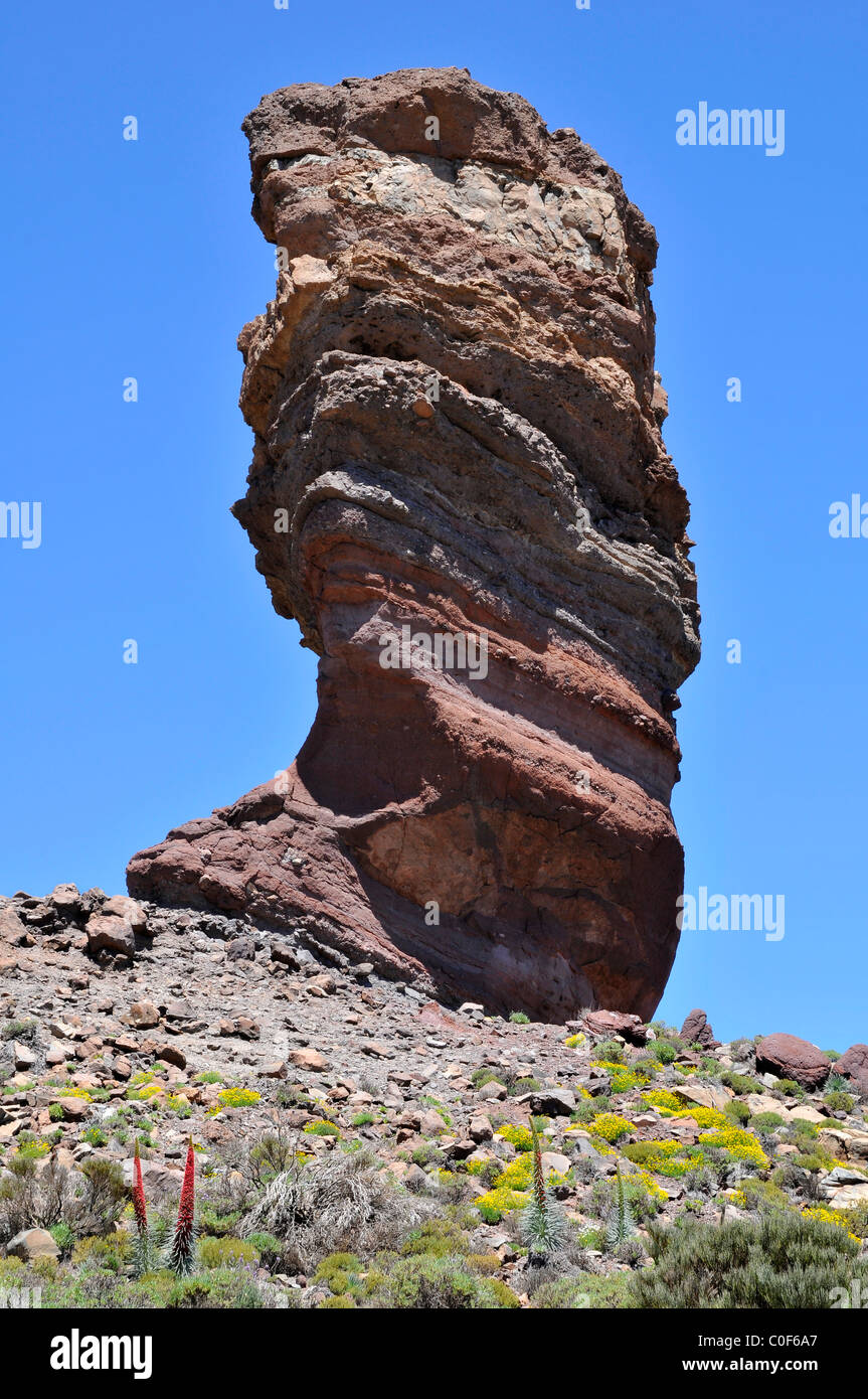 Famoso big rock 'Cinchado' a isola delle Canarie, blocchi di lava sul cielo azzurro sfondo, nel Parco Nazionale di Las Canadas del Teide Foto Stock