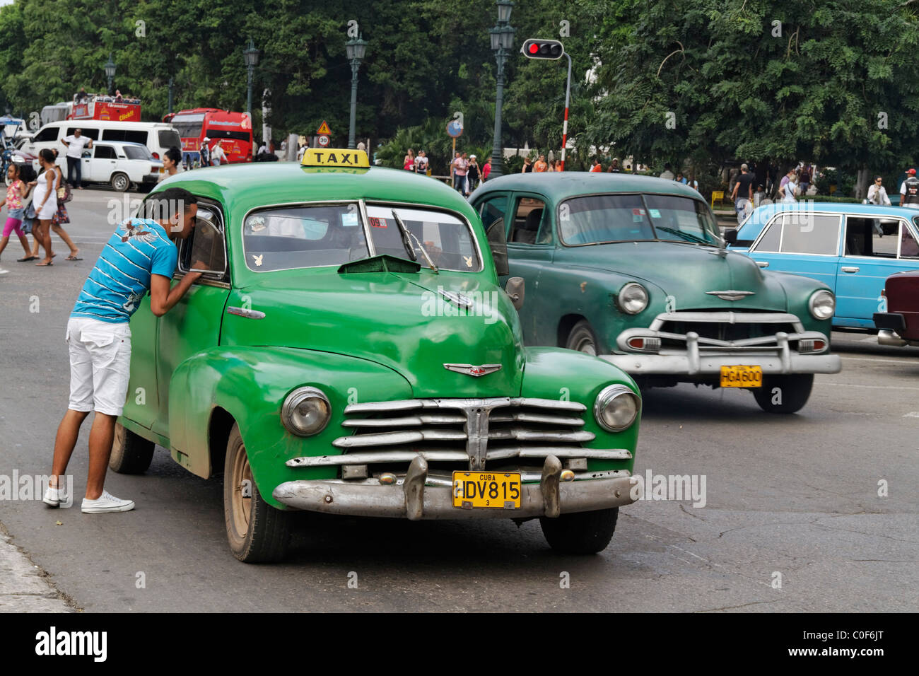 Oldtimer Taxi in Havanna centro sul Paseo de Marti vicino al Capitol, Cuba Foto Stock