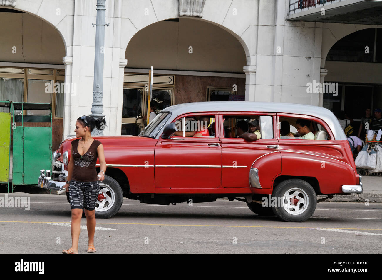Oldtimer in Havanna centro sul Paseo de Marti vicino al Capitol, Cuba Foto Stock