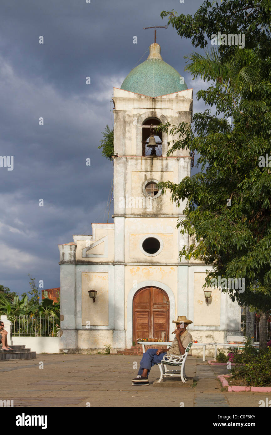 Il vecchio uomo con sigaro nella parte anteriore del villaggio chiesa, Vinales Valley, Cuba, nella provincia di Pinar del Rio, Foto Stock