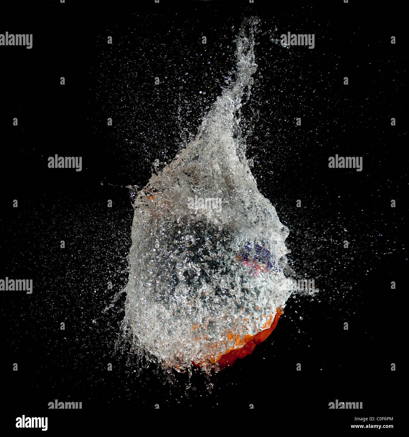 Una immagine di una sequenza che mostra alta velocità flash fotografia utilizzando un dardo lo scoppio di un palloncino riempito con acqua. Foto Stock