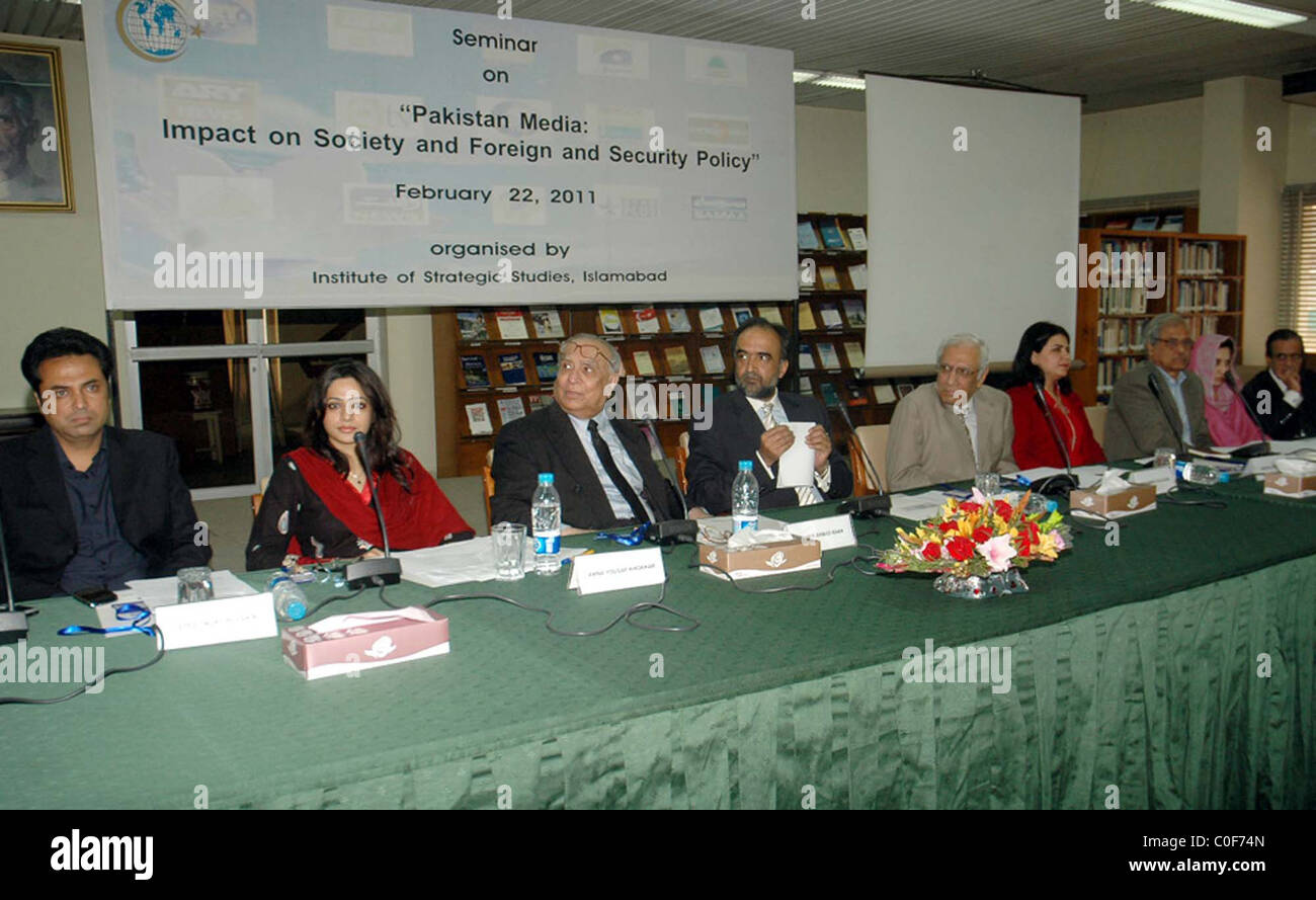 Informazioni ex ministro Qamar Zaman Kaira, Tanvir Ahmed Khan e Talat Hussain sedersi sul palco durante il seminario su "Pakistan Foto Stock