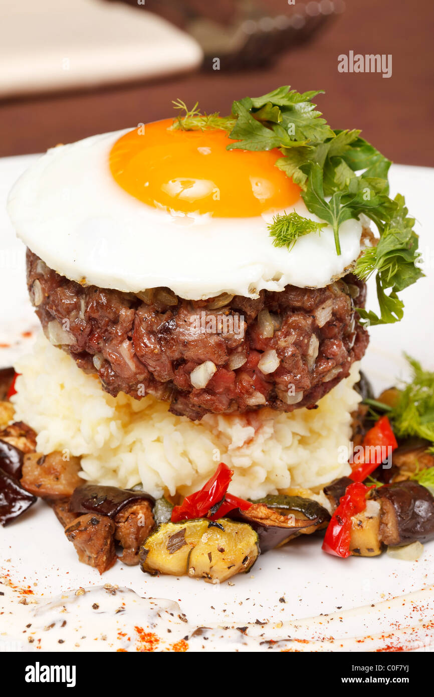 Hamburger di manzo con uovo e patate Foto Stock