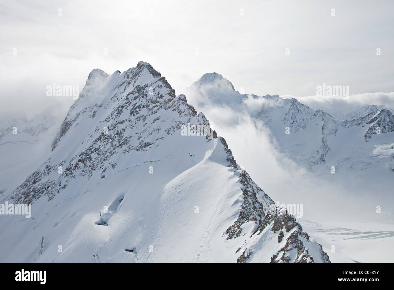 Picchi di montagna che circonda l'Eiger- Monch-Jungfrau visto da un elicottero Oberland Bernese, Svizzera Foto Stock