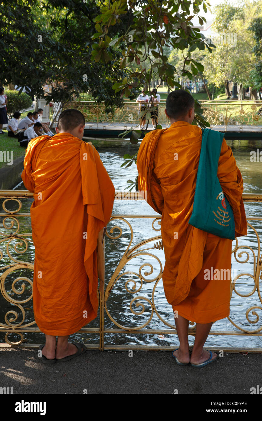 I monaci buddisti Alimentazione di pesci al Parco di Dusit, Bangkok, Thailandia Foto Stock