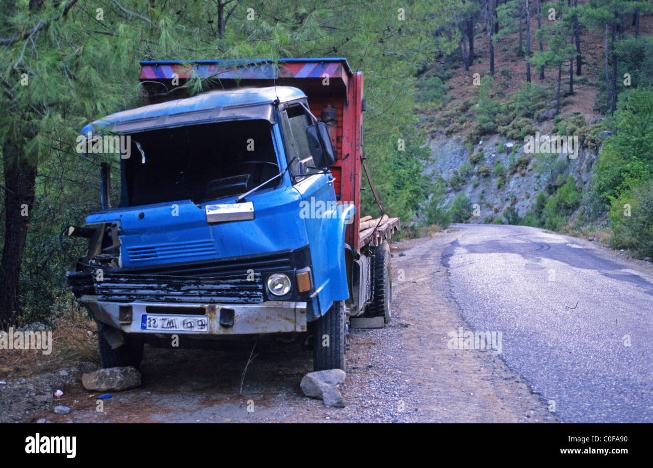 La sicurezza stradale mentre è in vacanza può essere un problema. Norme di sicurezza può essere un problema questo autocarro è stato uno dei sei su un tratto di strada. Foto Stock