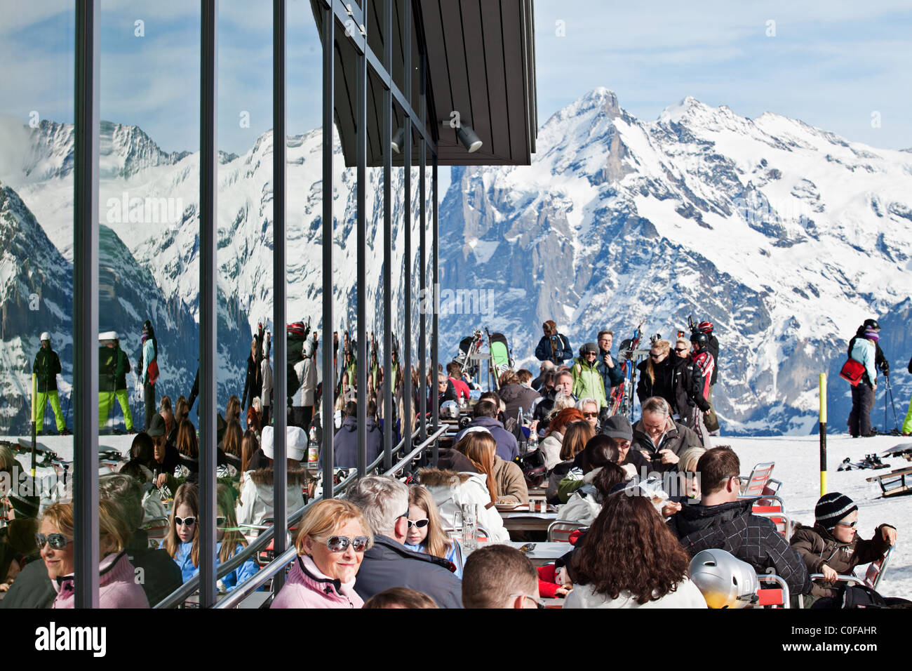 Ristorante per gli sciatori sulla cima di Mannlichen, Grindelwald, Oberland bernese, Svizzera Foto Stock