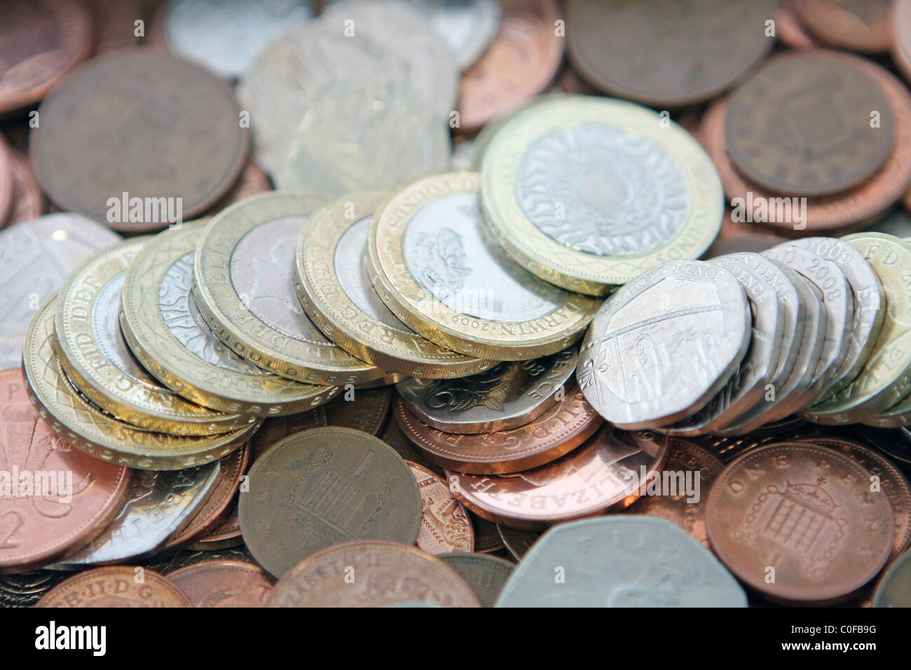 Una ridda di denominazione misti sterling monete Foto Stock