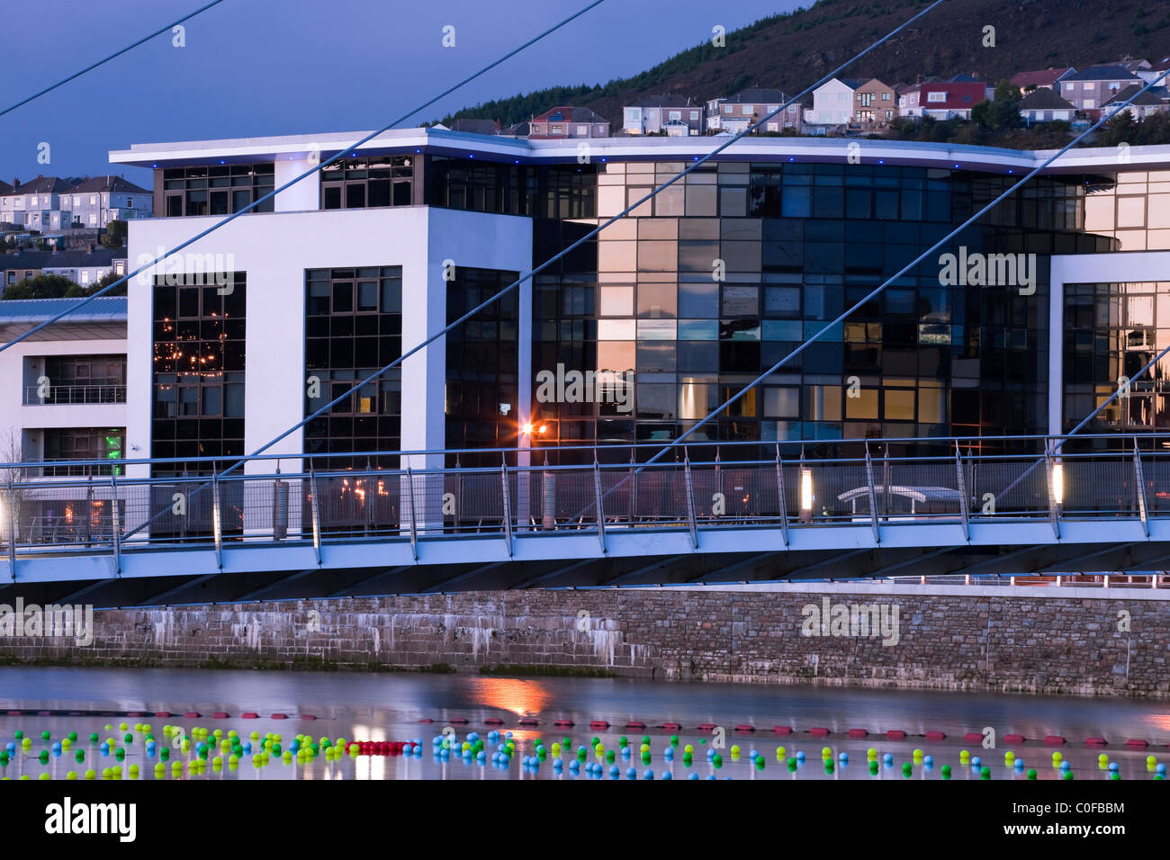 SA1 sviluppo Marina di Swansea Swansea Galles al crepuscolo Foto Stock