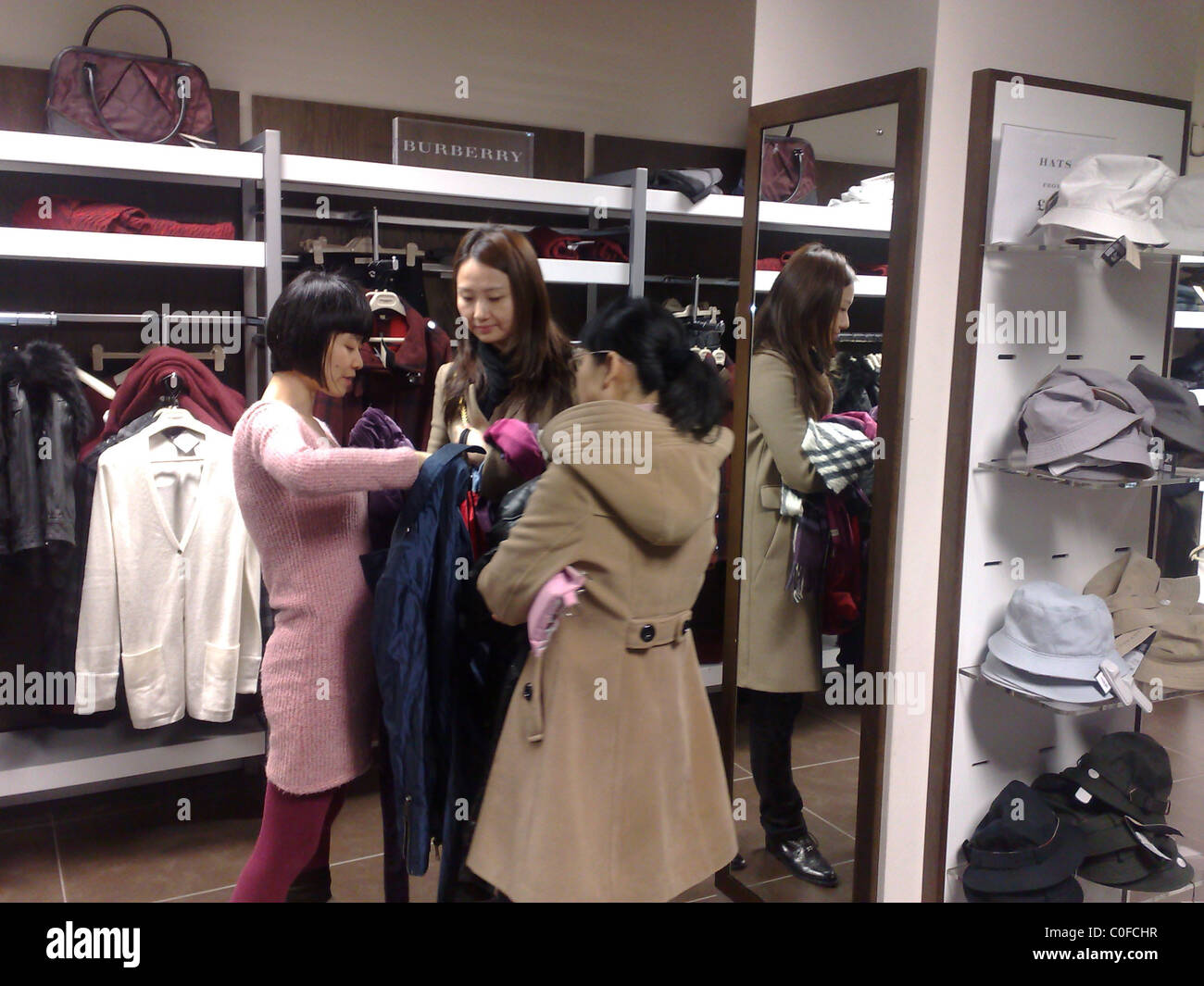 Regno Unito. Gli acquirenti cinesi a BURBERRY OUTLET STORE sconto a  Hackney, Londra Foto stock - Alamy