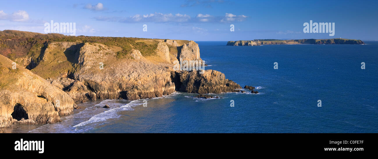 Lydstep nr Tenby Pembrokeshire Galles con isola di Caldey in background Foto Stock