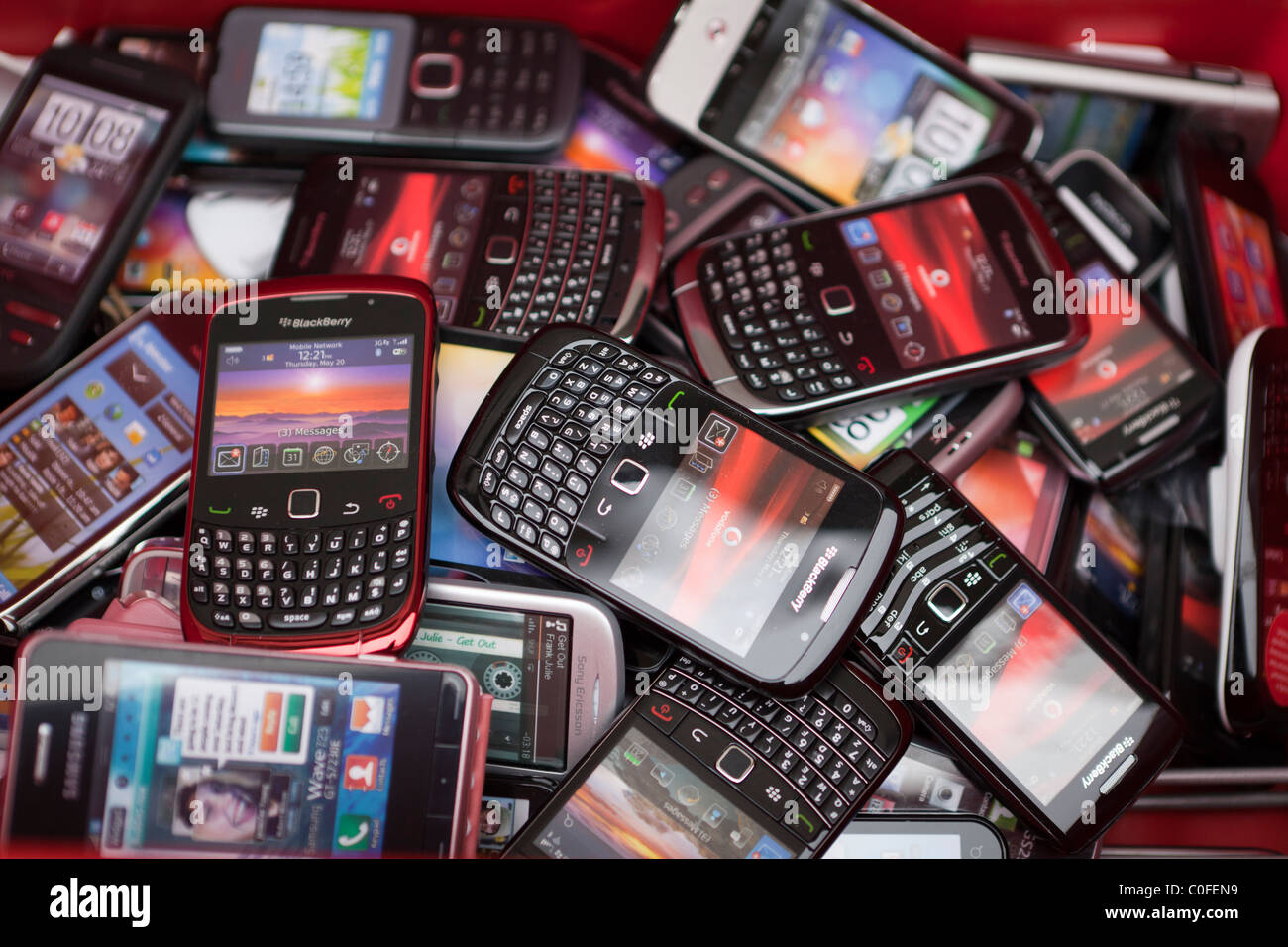 Pila di smart telefoni cellulari Foto Stock