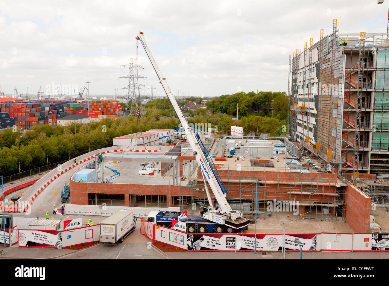 Gru mobile sollevamento sul complesso di polizia sito in costruzione in Southampton. Foto Stock