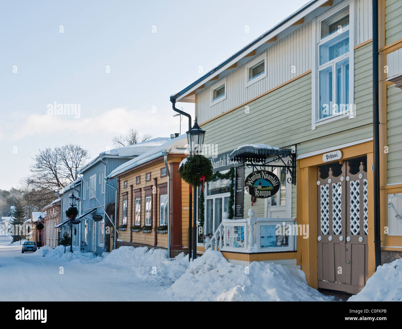 Tradizionali edifici in legno e negozi su Mannerheiminkatu in inverno la neve, Naantali, a sud-ovest della Finlandia Foto Stock