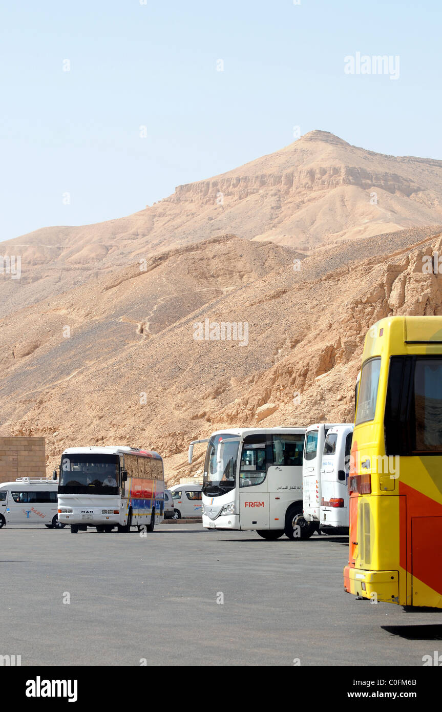 Parcheggio autobus, la Valle dei Re, Egitto Foto Stock