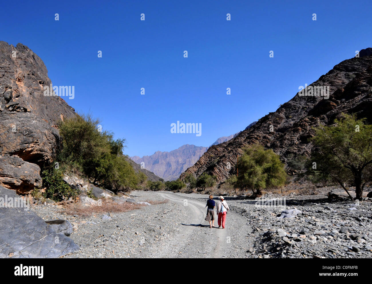 Wadi Bani Kharus Oman, due turisti a piedi, Oman. Foto Stock