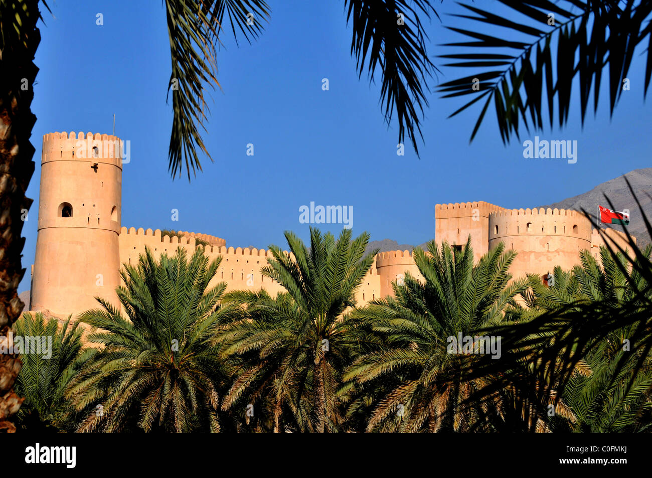 Nakhal Fort situato in corrispondenza del bordo del Jebel Akhdar montagne. Il Sultanato di Oman. Foto Stock