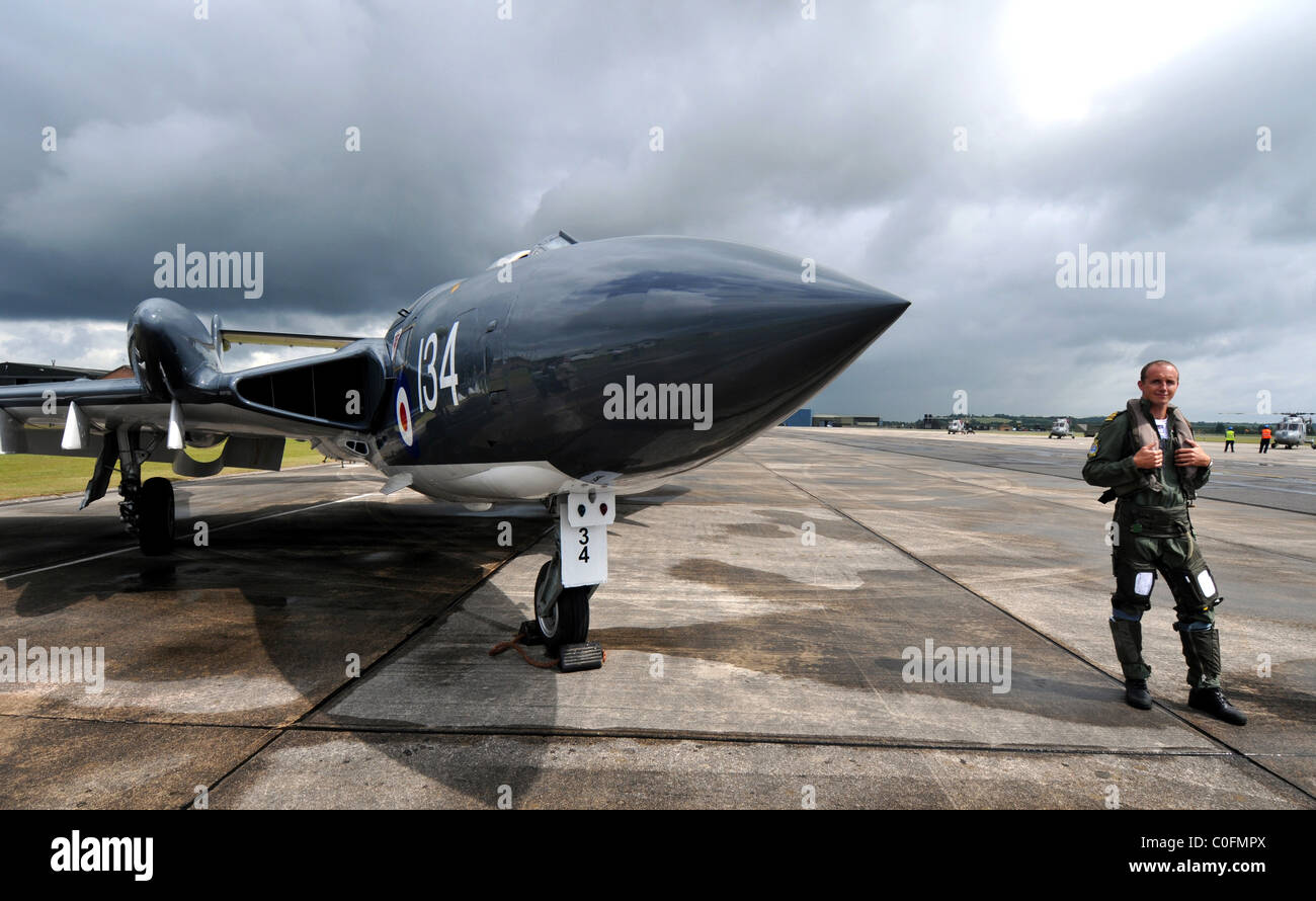 Lt Cdr Matt Whitfield chi vola un mare Vixen in piedi nella parte anteriore del de Havilland DH.110 Sea Vixen Foto Stock