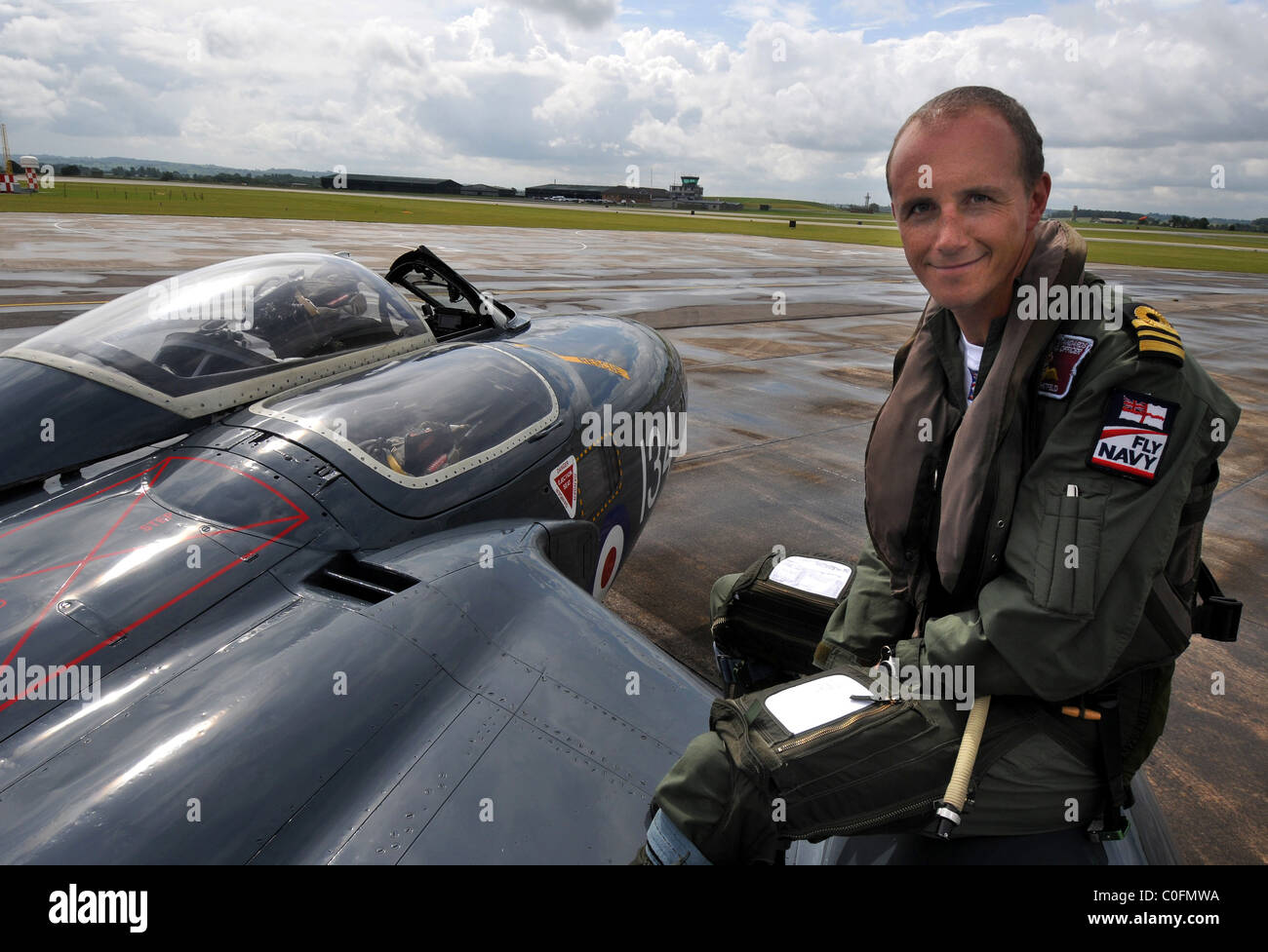 Lt Cdr Matt Whitfield chi vola un mare Vixen seduto con il de Havilland DH.110 Sea Vixen Foto Stock