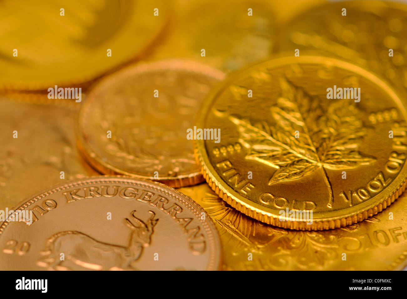 Le piccole monete d oro compresi decimo Krugerrand e Canadian decimo oz Maple Leaf Foto Stock