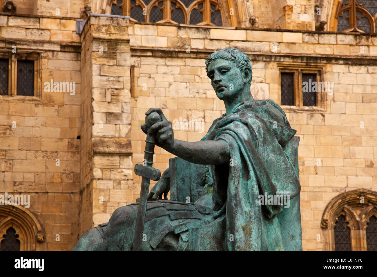 Statua di Costantino il grande, fuori York Minster. York, Yorkshire, Inghilterra, Regno Unito Foto Stock