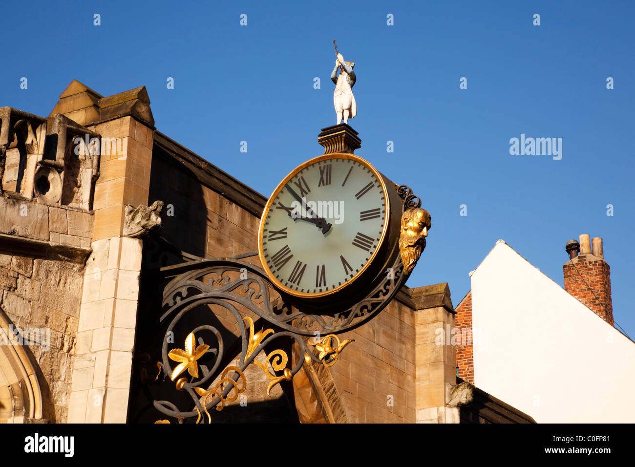 Poco Admiral orologio appeso alla chiesa di St Martin le Grand, Coney Street, York, nello Yorkshire, Inghilterra, Regno Unito Foto Stock