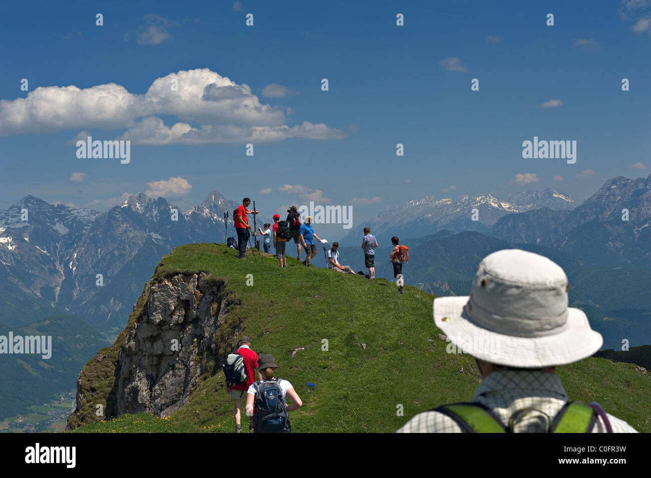 Gli escursionisti la scalata al vertice di Karstein vicino a Kitzbuhel, Tirolo, Austria Europa Foto Stock