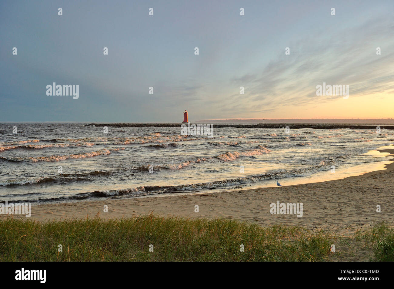 Vista del faro Manistique al tramonto Foto Stock