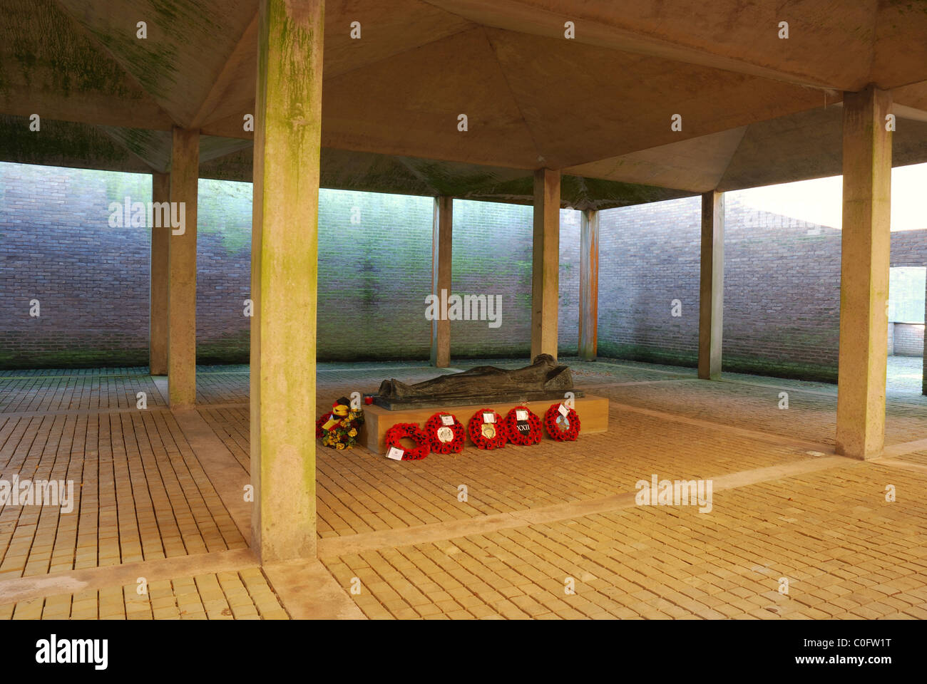 Sala d'onore con statua del guerriero caduto, alla Germania il Cimitero di Guerra, Cannock Chase, Staffordshire, Regno Unito Foto Stock