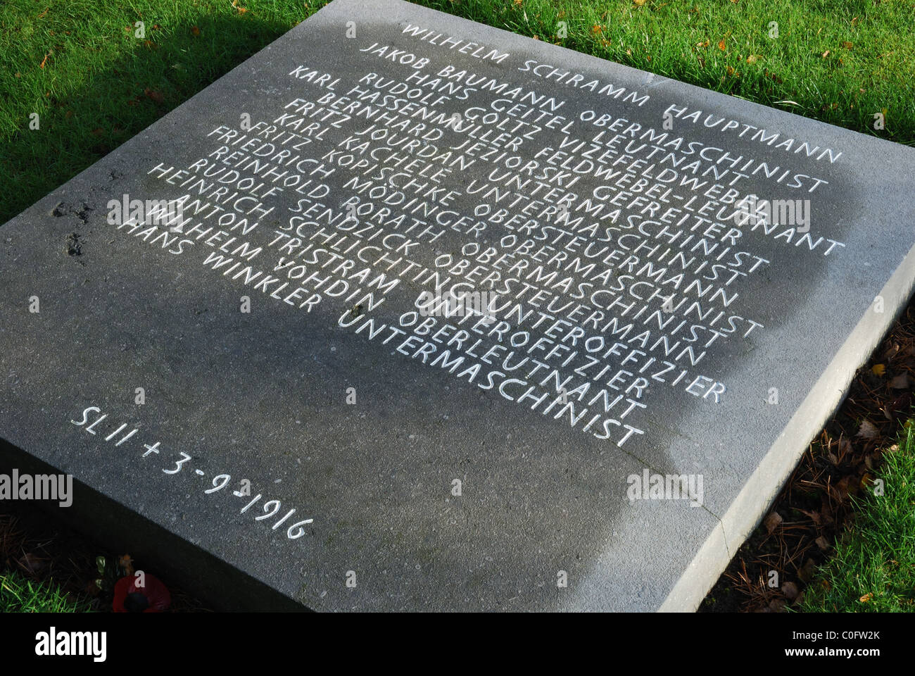Memorial a Zeppelin equipaggi, abbattuto su Londra nel 1916, in Germania il Cimitero di Guerra, Staffordshire, Inghilterra Foto Stock
