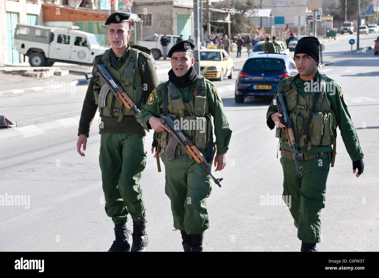 I soldati dell' Autorità Nazionale Palestinese pattugliare le strade di Betlemme con kalashnikov. Foto Stock