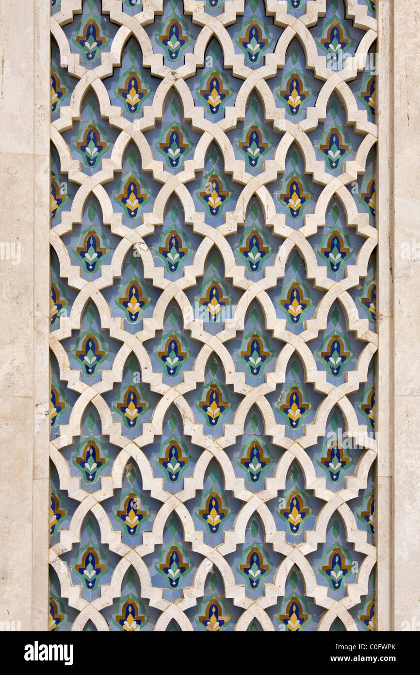 Modello arabo sulle pareti della grande moschea Hassan II a Casablanca Foto Stock