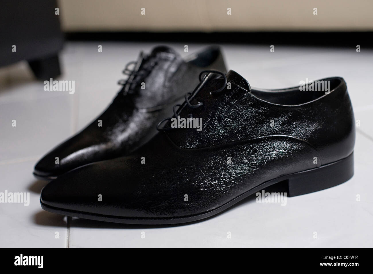 Nero lucido scarpe matrimonio Foto stock - Alamy