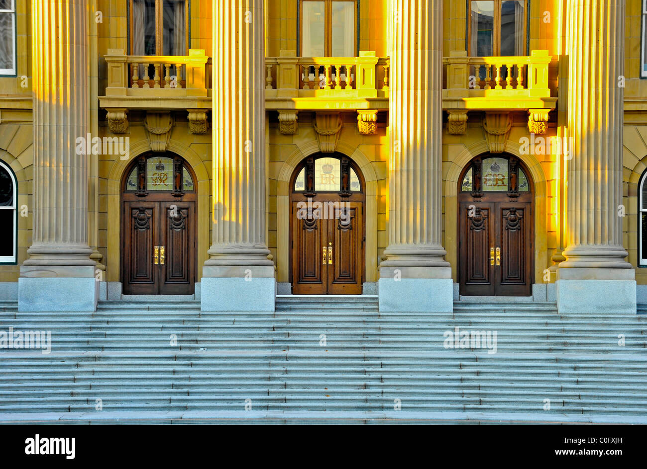 Una vista ravvicinata della parte anteriore 3 porte e fasi dell'edificio legislativo in Edmonton Alberta Canada. Foto Stock