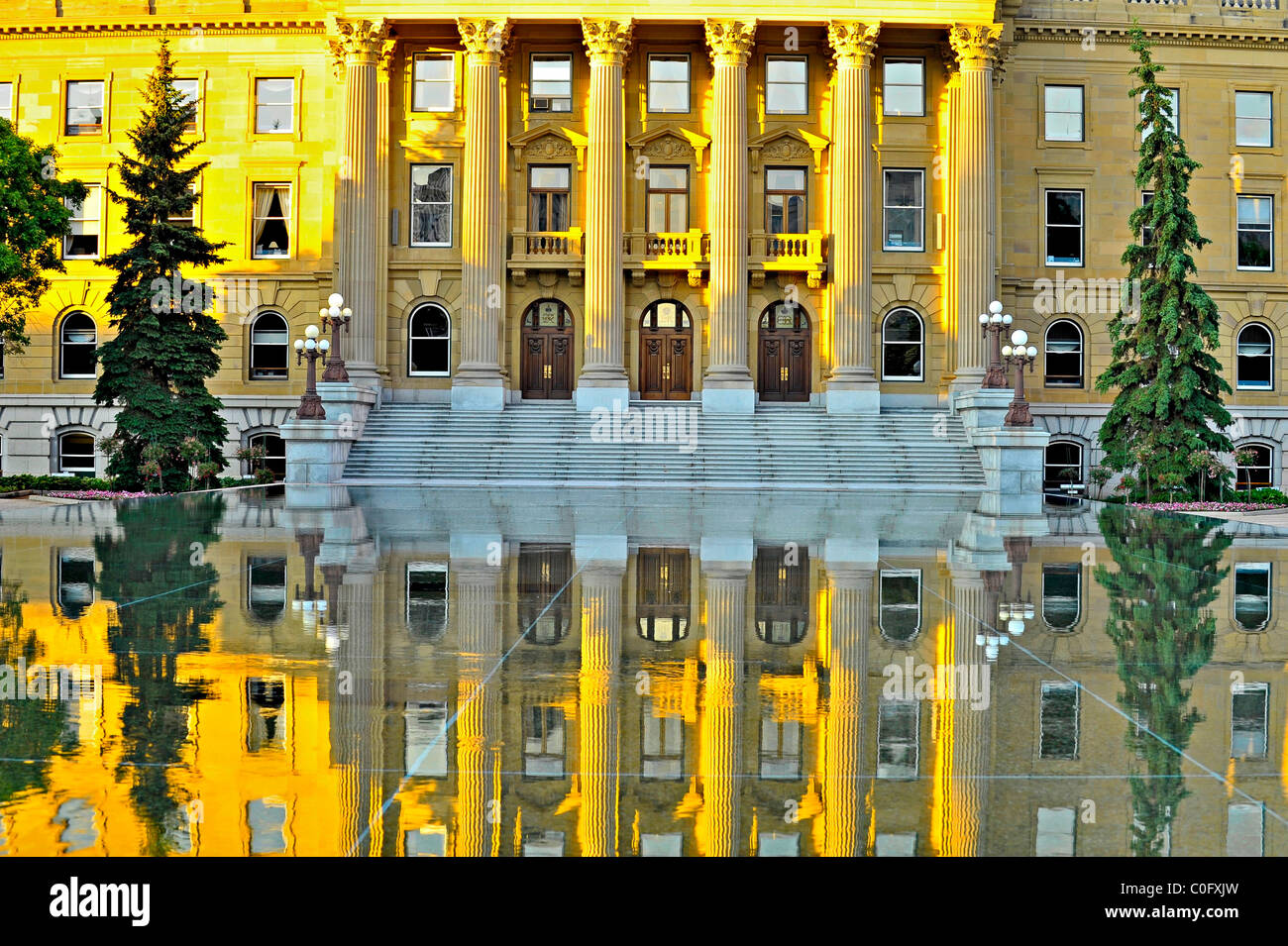 Vista anteriore dell'edificio legislativo con un riflesso nella fontana. Foto Stock