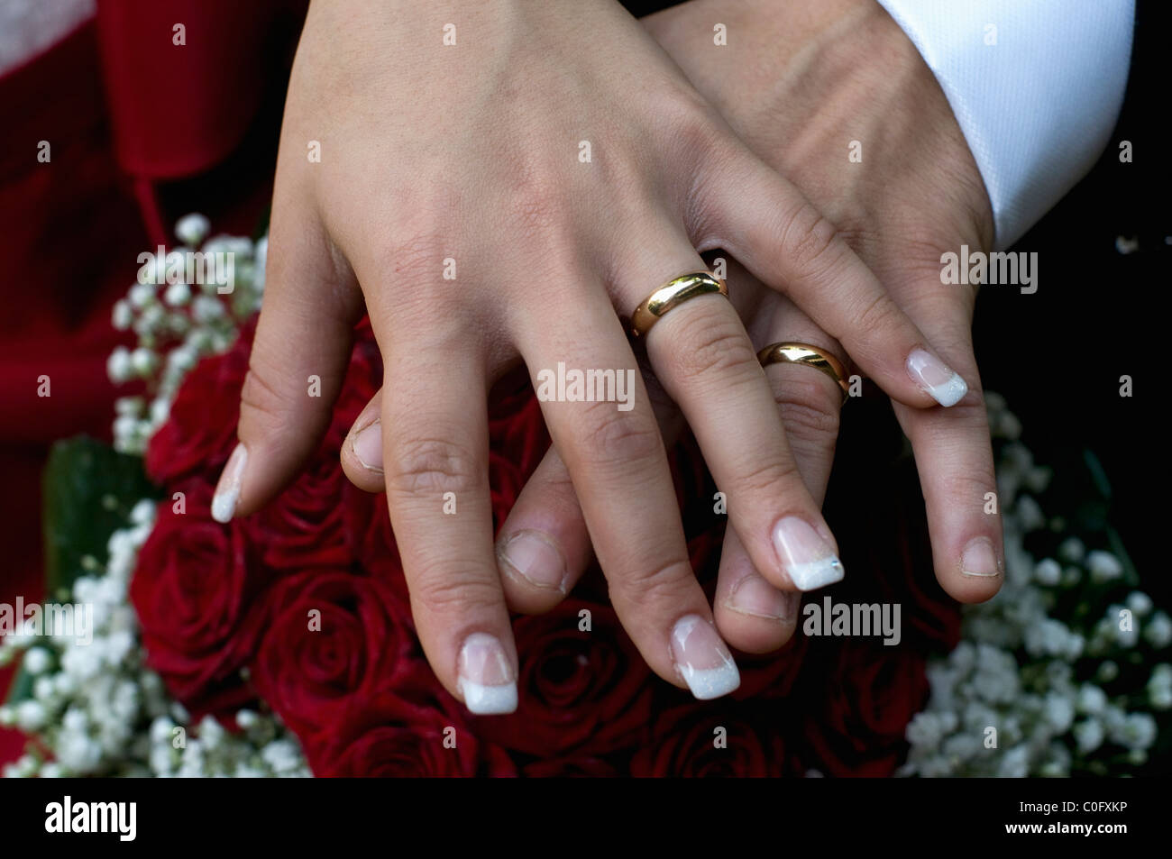 Sposi novelli che mostra gli anelli di nozze Foto Stock