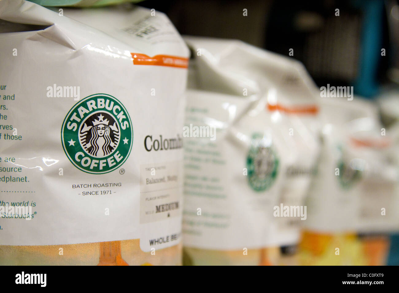 Starbucks Coffee beans in sacchi su drogheria ripiani in USA, US. Foto Stock