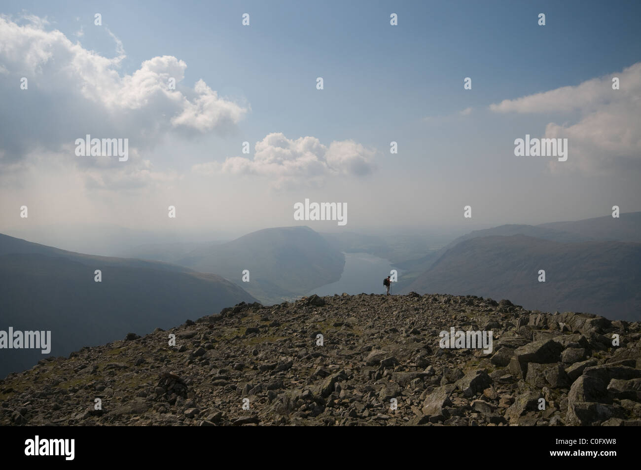 Hill walker su grande timpano con Wast Water Illgill Testa e Yewbarrow nella distanza il parco nazionale del Lake District Inghilterra Foto Stock