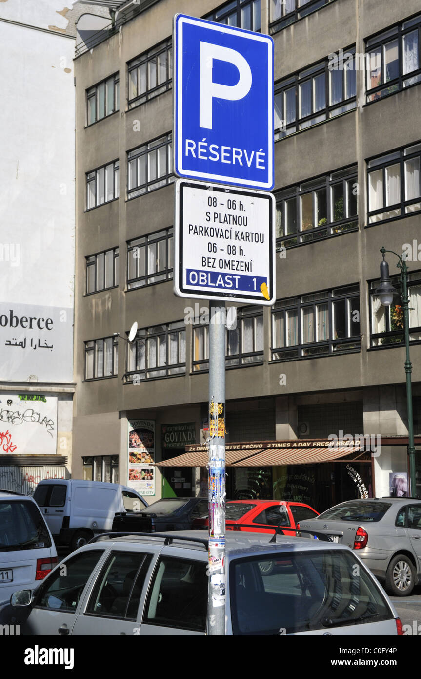 Spazio parcheggio riservato segno, Praga, Repubblica Ceca. Foto Stock