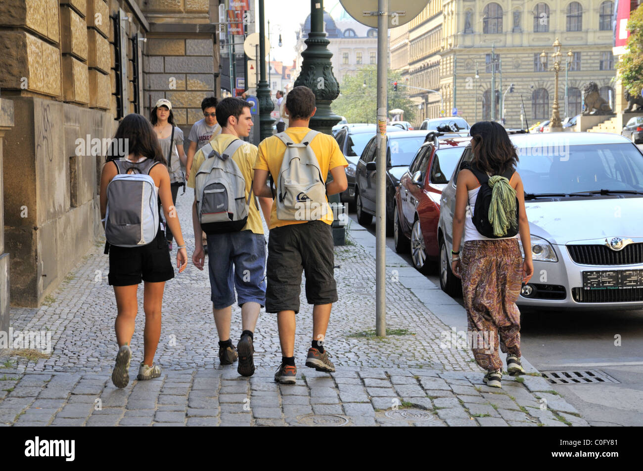 Quattro giovani adult i turisti a Praga. Foto Stock