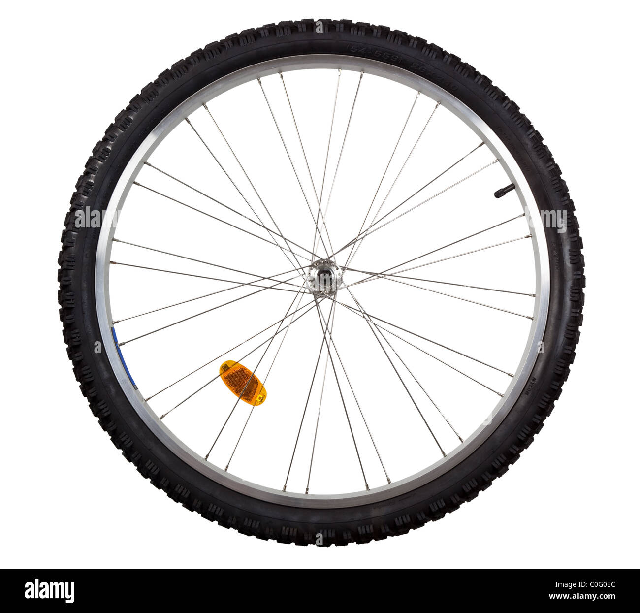 Ruota anteriore di una bicicletta di montagna isolate su sfondo bianco Foto Stock