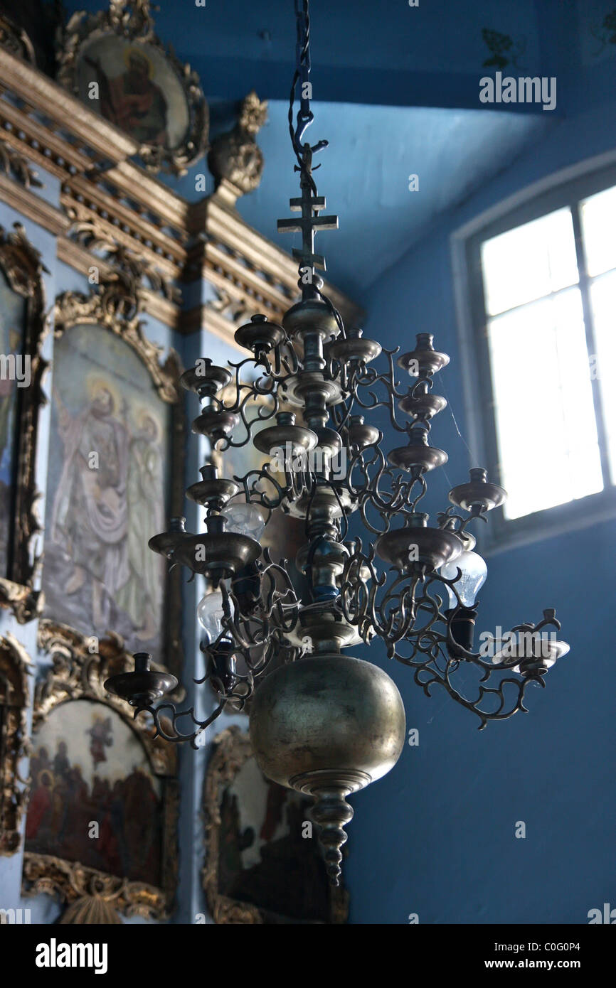 Antiquariato lampada di ferro nella Chiesa Foto Stock